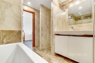 V koupelně najdete i podlahové vytápění.