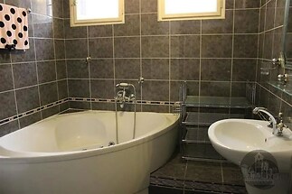 vana s přirozené světlo, stěna dlaždic, kachličková podlaha, a vana