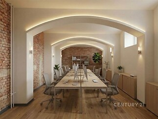 Prostorná kancelář, industriální styl s cihlovými zdmi, parketová podlaha, moderní osvětlení, velká okna dodávají světlost.