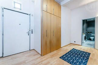 pokoj / ložnice s trámový strop, pračka / sušička, skříň, dřevěná podlaha, a vlastní vana