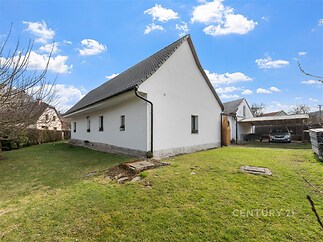 Tradiční venkovský rodinný dům se zahradou, bílá fasáda, šikmá střecha s taškami, klidná lokalita, blízkost přírody pro relaxaci.