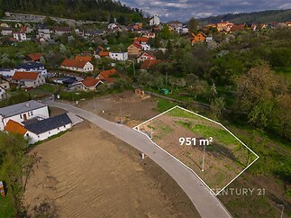 Venkovní stavební pozemek v klidné lokalitě, plocha 951 m², vhodný pro výstavbu rodinného domu, okolní příroda a výhled na vesnici.