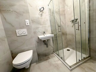 vana s stěna dlaždic, kachličková podlaha, toaleta, sprcha, a dřez