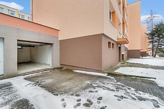 K bytu je možné přikoupit garáž v přízemí domu.