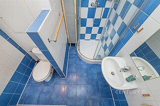 Malá koupelna, modro-bílá dlažba, sprchový kout, úsporné využití prostoru, dobře udržovaná, světlé obklady jde ruku v ruce s moderním designem.