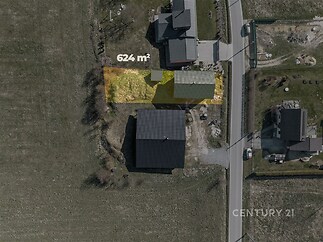 Stavební pozemek o rozloze 624 m², ideální pro výstavbu domu, nachází se v klidné oblasti s dobrou dostupností k místní komunikaci.