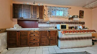 kuchyně s deformace, kachličková podlaha, mikrovlnná trouba, a dřez