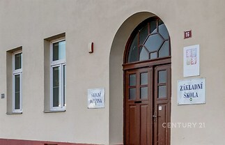 Spádová základní škola jen pět minut chůze od domu.