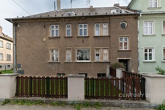 Fasáda městského domu s malou zahradou, původní stav, okna do ulice, blízko centra, vhodné k rekonstrukci.