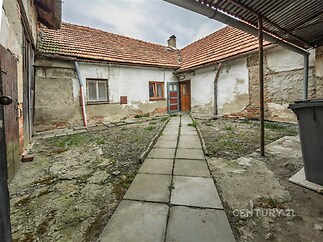 Venkovní dvůr s dlažbou, starší zástavba, kamenné prvky, rekonstrukce potřebná, cihlový dům, původní střecha, možnost revitalizace.