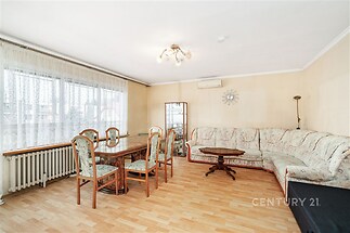 Prostorný obývací pokoj, plovoucí podlaha, velká okna, světlý design, obývací sestava, jídelní stůl, závěsy poskytující soukromí