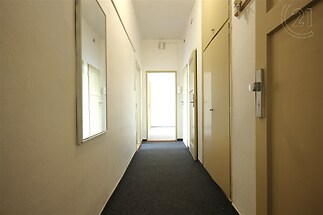 Chodba. Vpravo vestavěné skříně, dveře na WC a do komory.