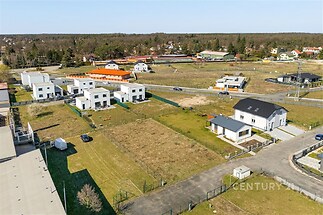 Novostavba v klidné čtvrti, moderní architektura, upravená zahrada, přírodní okolí, vhodné pro rodiny hledající klidné bydlení.