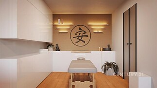 Praktická masážní místnost s parketovou podlahou, vestavěnými skříněmi a moderními světly, ideální pro wellness centra.