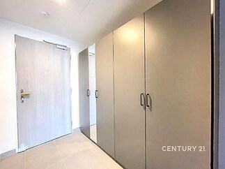 Chodba s velkými vestavěnými skříněmi a dlažbou, moderní vzhled, světlý prostor, vhodný pro praktické ukládání a organizaci.