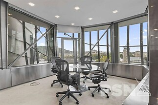 Kancelář v ikonickém Tančícím domě