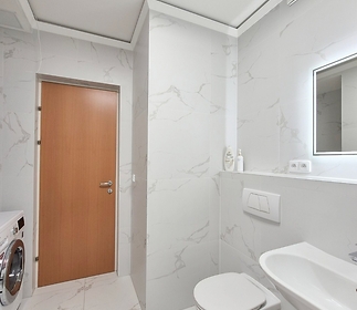 bathroomb.jpg