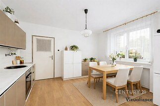 Moderní kuchyň s parketovou podlahou, velká okna a světlý jídelní kout, minimalistický styl a vestavěné skříně nabízejí praktické úložné řešení.