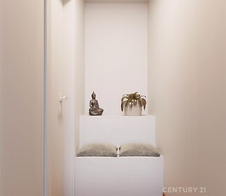 Úzká chodba s dřevěnou podlahou, moderní bílý výklenek se soškou a rostlinou, minimalistický design.