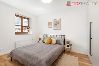 pokoj / ložnice s přirozené světlo, dřevěná podlaha, a radiátor
