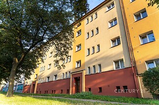 Byt se nechází v tomto klidném domě kousek od metra Hloubětín