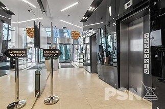 Kancelář s výhledem na Vltavu a Pražský hrad v ikonickém Tančícím domě