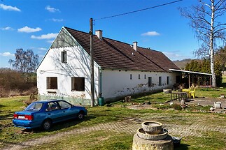 Tradiční venkovský dům s renovovanou střechou, prostornou zahradou a krásným výhledem, ideální pro milovníky přírody a klidného bydlení.