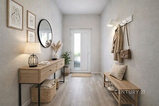 Vstupní hala se světlou dřevěnou podlahou, moderním nábytkem a dekoracemi, prostorná a vkusně zařízená, ideální pro komfortní bydlení.