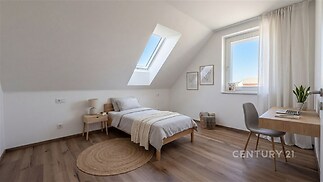 Útulná ložnice v podkroví, s dřevěnou podlahou a velkými okny. Moderní design nabízí světlé prostředí ideální pro relaxaci.
