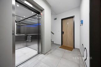Moderní výtah a vchod do bytu