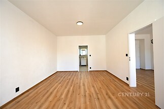 Prostorný obývací pokoj, moderní design, parketová podlaha, světlé stěny, ideální prosluněný prostor, výborný stav připravený k nastěhování.