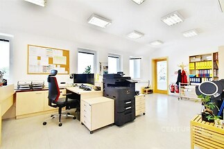 kancelář s televize a přirozené světlo