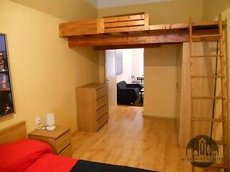 pokoj / ložnice s dřevěná podlaha