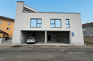 Moderní parkovací prostor s krytým stáním a betonovou podlahou, bezpečné a snadno přístupné parkování