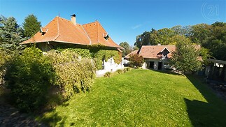 nádvoří s pohledem na hájenku