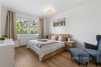 Hlavní ložnice s vlastní koupelnou s vanou a wc