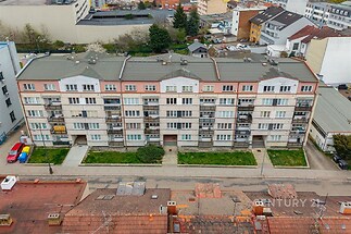 Střešní pohled na starší činžovní dům s balkony, rekonstruovaná fasáda, centrální městská lokalita, blízkost veškeré občanské vybavenosti.