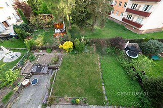 Prostorná zahrada s pečlivě udržovaným trávníkem, vzrostlými stromy a altánem. Nabízí relaxační prostředí a vlastní prostor pro outdoorové aktivity.