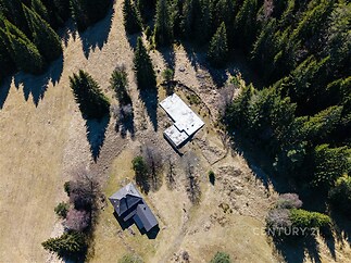 Horské prostředí se dvěma budovami obklopenými lesem. Tiché místo ideální pro rekreační bydlení s přírodním útulkem a soukromím.
