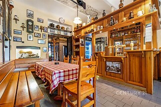 Restaurace s dřevěným obložením, zdobená nástěnnými dekoracemi, nabízí útulnou atmosféru. Podlaha je pokryta dlažbou a prostorné posezení s lavicemi.
