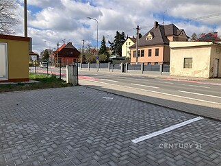 Parkovací plocha s moderní zámkovou dlažbou, ideální pro rezidenční využití, nabízí snadný přístup k blízkým městským službám.