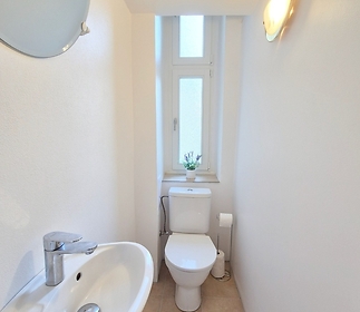 bathroomd-toilet.jpg