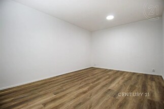 prázdná místnost s dřevěná podlaha