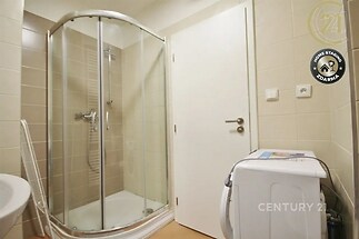 vana s pračka / sušička, skříňka pod dřez, a sprcha