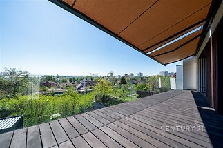 Terasa v horním patře s markýzami (čidlo na sinlý vítr)