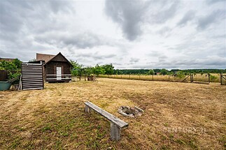 Rozlehlá zahrada s chatkou, dřevěná terasa a ohniště, možnost rekreačního pobytu, ideální pro milovníky přírody, klidná lokalita na venkově.