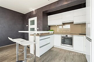 kuchyně s trouba, dřevěná podlaha, a bílé skříně