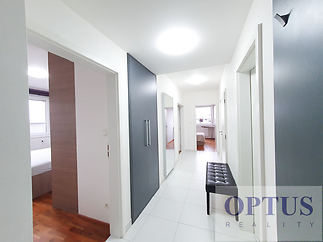 703-entrance-hallb.jpg