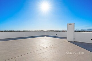Prostorná terasa s moderní dlažbou, panoramatický výhled na krajinu, ideální pro relaxaci a venkovní posezení. Skvělý potenciál pro terénní úpravy.