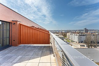 Střešní terasa s moderní dlažbou, nabízí panoramatický výhled na město, ideální pro odpočinek na čerstvém vzduchu, moderní a prostorný design